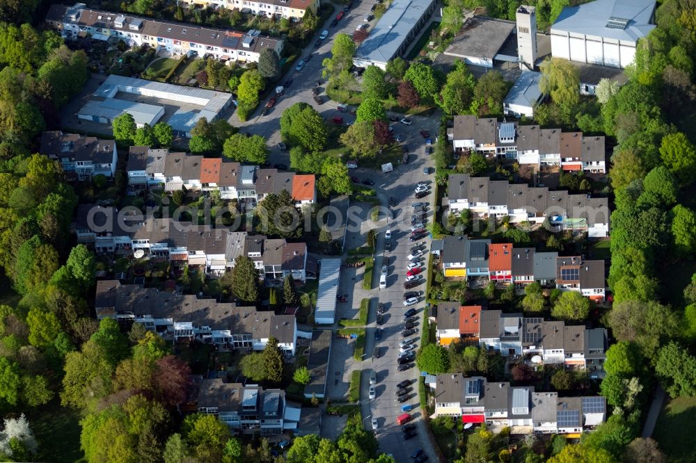 München from the bird's eye view: Residential area a row house settlement in the district Thalkirchen-Obersendling-Forstenried-Fuerstenried-Solln in Munich in the state Bavaria, Germany