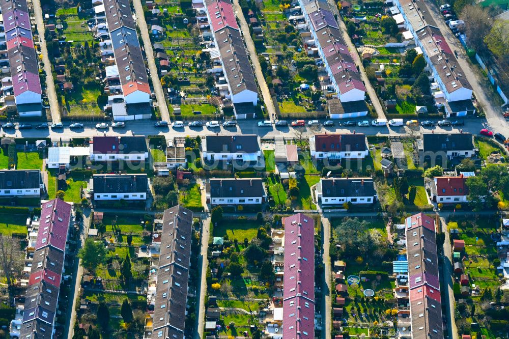 Aerial photograph Berlin - Residential area a row house settlement with front yard - allotment gardens on street Adickesstrasse in the district Haselhorst in Berlin, Germany