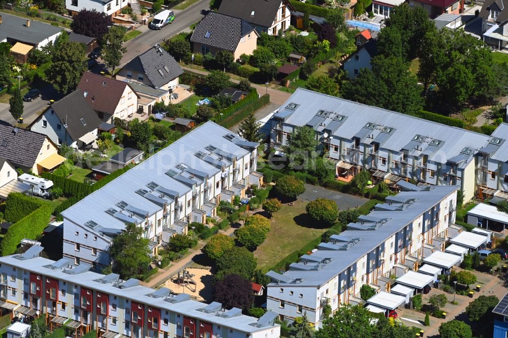 Aerial image Hennigsdorf - Residential area a row house settlement Waldrandsiedlung in Hennigsdorf in the state Brandenburg, Germany