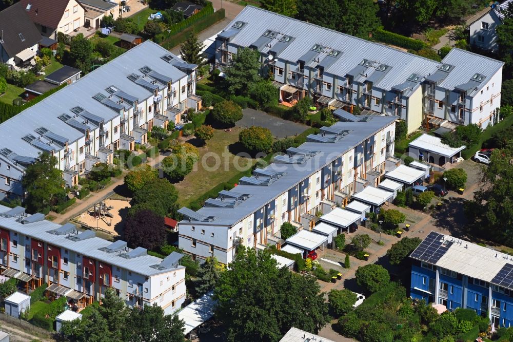 Aerial photograph Hennigsdorf - Residential area a row house settlement Waldrandsiedlung in Hennigsdorf in the state Brandenburg, Germany
