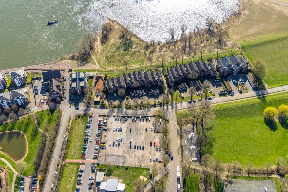 Aerial image Rees - Residential area of a row house settlement on Wardstrasse on the riverbank of the flooded Rhine in Rees in the state of North Rhine-Westphalia