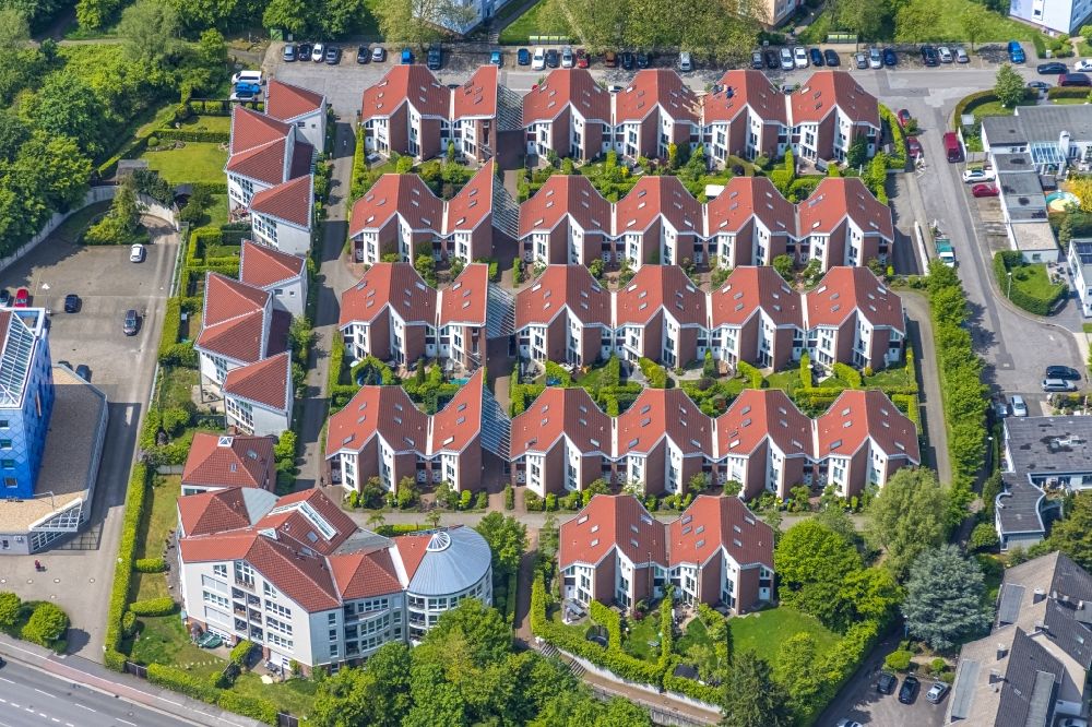 Aerial image Mülheim an der Ruhr - Residential area a row house settlement Westkapeller Ring in Muelheim on the Ruhr at Ruhrgebiet in the state North Rhine-Westphalia, Germany