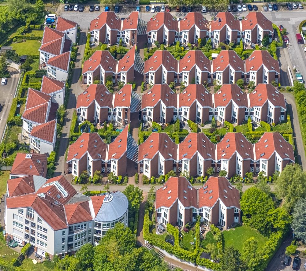 Aerial photograph Mülheim an der Ruhr - Residential area a row house settlement Westkapeller Ring in Muelheim on the Ruhr at Ruhrgebiet in the state North Rhine-Westphalia, Germany