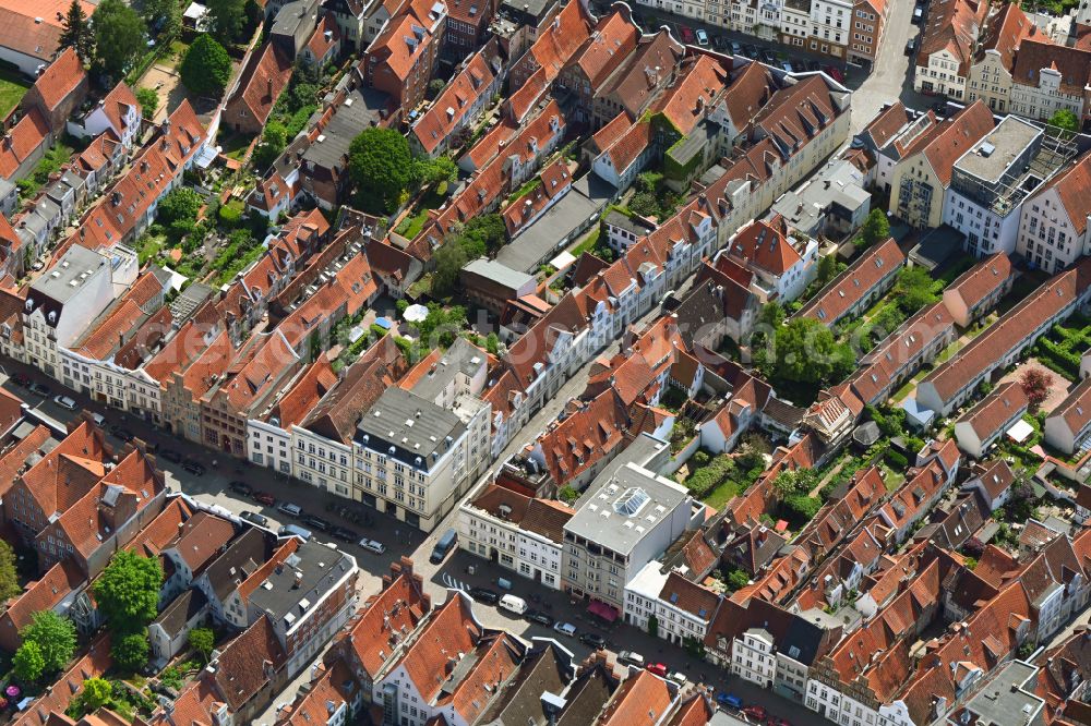 Aerial photograph Lübeck - Residential area a row house settlement between Fischergrube and Engelsgrube in the district Altstadt in Luebeck in the state Schleswig-Holstein, Germany