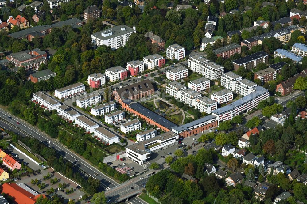 Aerial photograph Hamburg - Residential area a row house settlement between Husarenhof and Am Husarendenkmal overlooking a police station in the district Marienthal in Hamburg, Germany