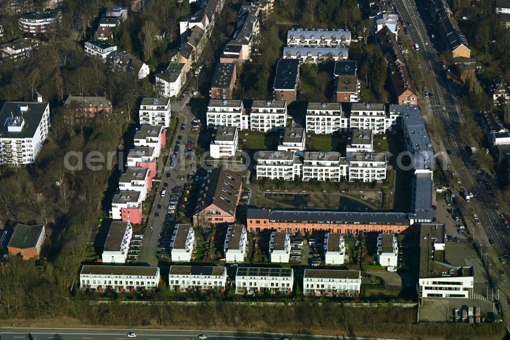 Hamburg from above - Residential area a row house settlement between Husarenhof and Am Husarendenkmal overlooking a police station in the district Marienthal in Hamburg, Germany