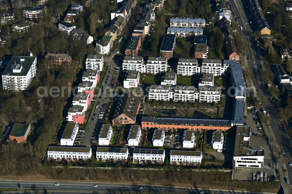 Hamburg from the bird's eye view: Residential area a row house settlement between Husarenhof and Am Husarendenkmal overlooking a police station in the district Marienthal in Hamburg, Germany