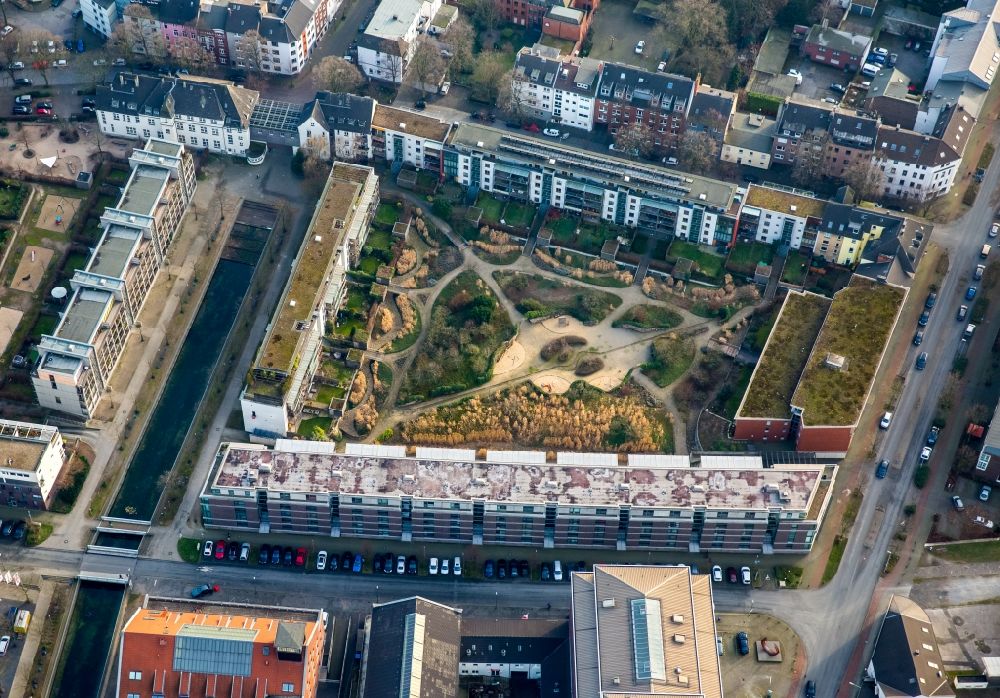 Aerial photograph Duisburg - Residential area and estates on Philosophenweg on the inner harbour of Duisburg in the state of North Rhine-Westphalia