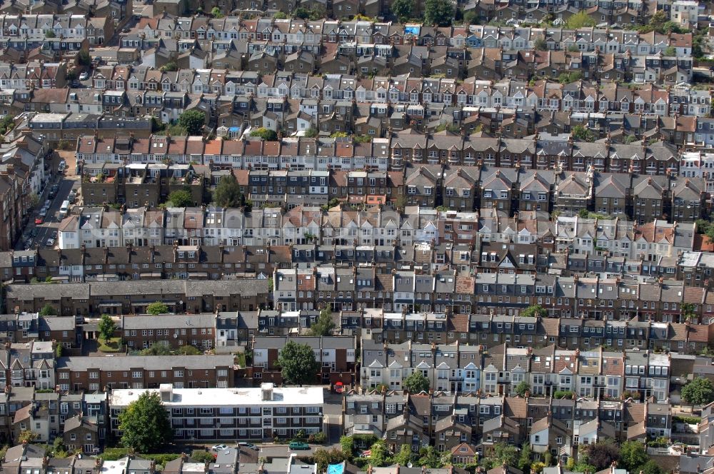 Aerial photograph London - View of residential areas in the district Fulham, London. You can see various residential complexes with row houses