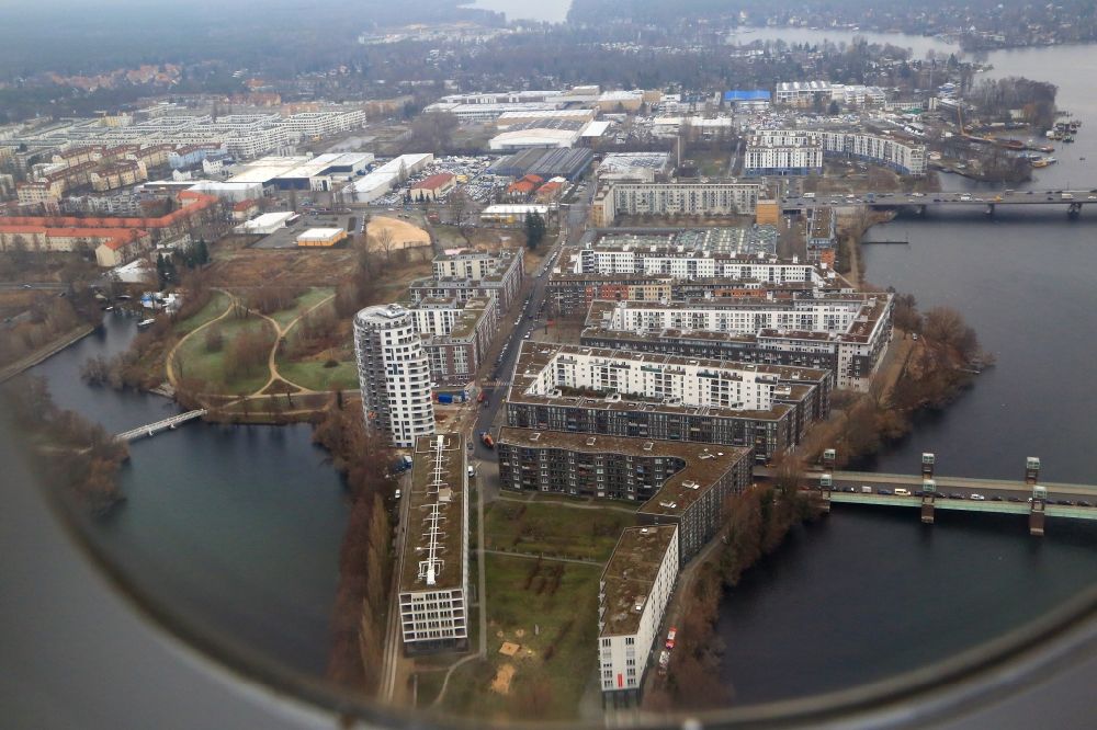 Aerial image Berlin - Settlement at the river Havel in the district Hakenfelde in Berlin, Germany