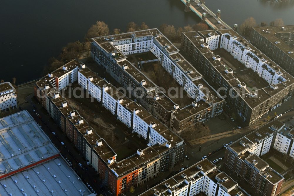 Aerial image Berlin - Settlement at the river Havel on Havelspitze - Hugo-Cassirer-Strasse in the district Hakenfelde in Berlin, Germany