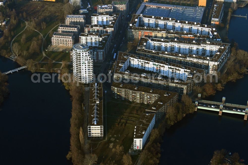 Aerial photograph Berlin - Settlement at the river Havel on Havelspitze - Hugo-Cassirer-Strasse in the district Hakenfelde in Berlin, Germany