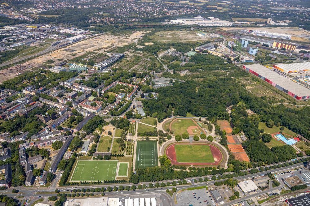 Aerial photograph Dortmund - Residential area along the park Hoeschpark in the district Westfalenhuette in Dortmund in the state North Rhine-Westphalia, Germany