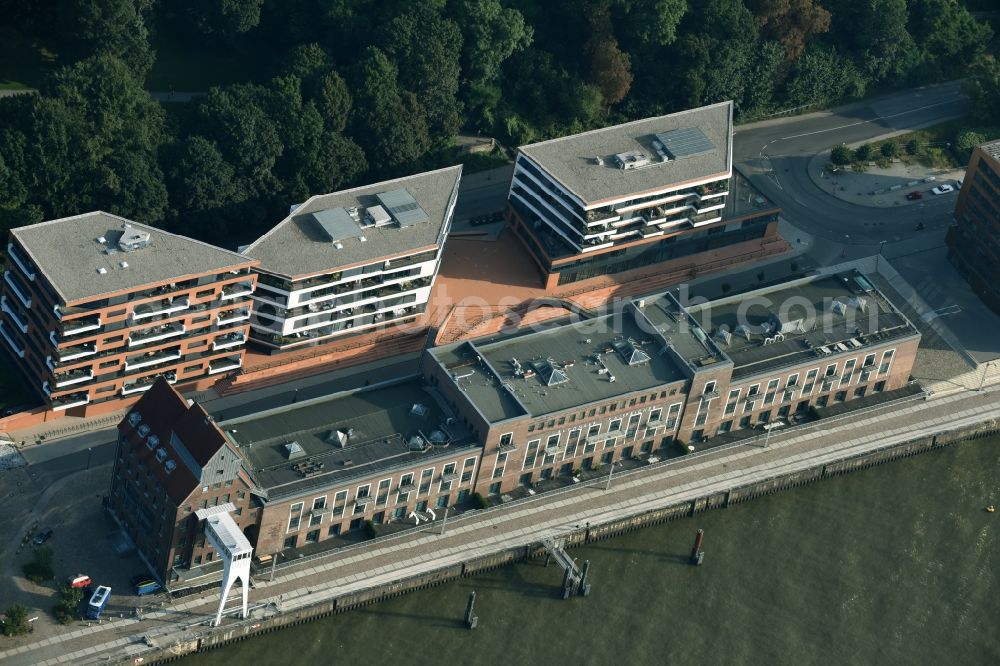 Aerial image Hamburg - Residential building complex Elbdeck and events location and office space Altonaer Kaispeicher in the Neumuehlen part on the Northern riverbank of Elbe in Hamburg
