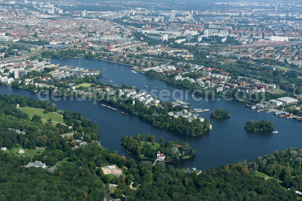 Berlin from the bird's eye view: Residential house development on the peninsula Stralau between Spree- river and Lake Rummelsburger See in the district Bezirk Friedrichshain in Berlin, Germany