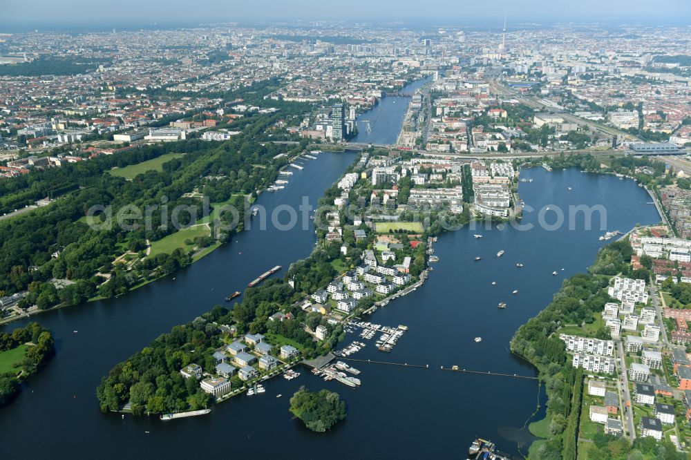 Aerial photograph Berlin - Residential house development on the peninsula Stralau between Spree- river and Lake Rummelsburger See in the district Bezirk Friedrichshain in Berlin, Germany