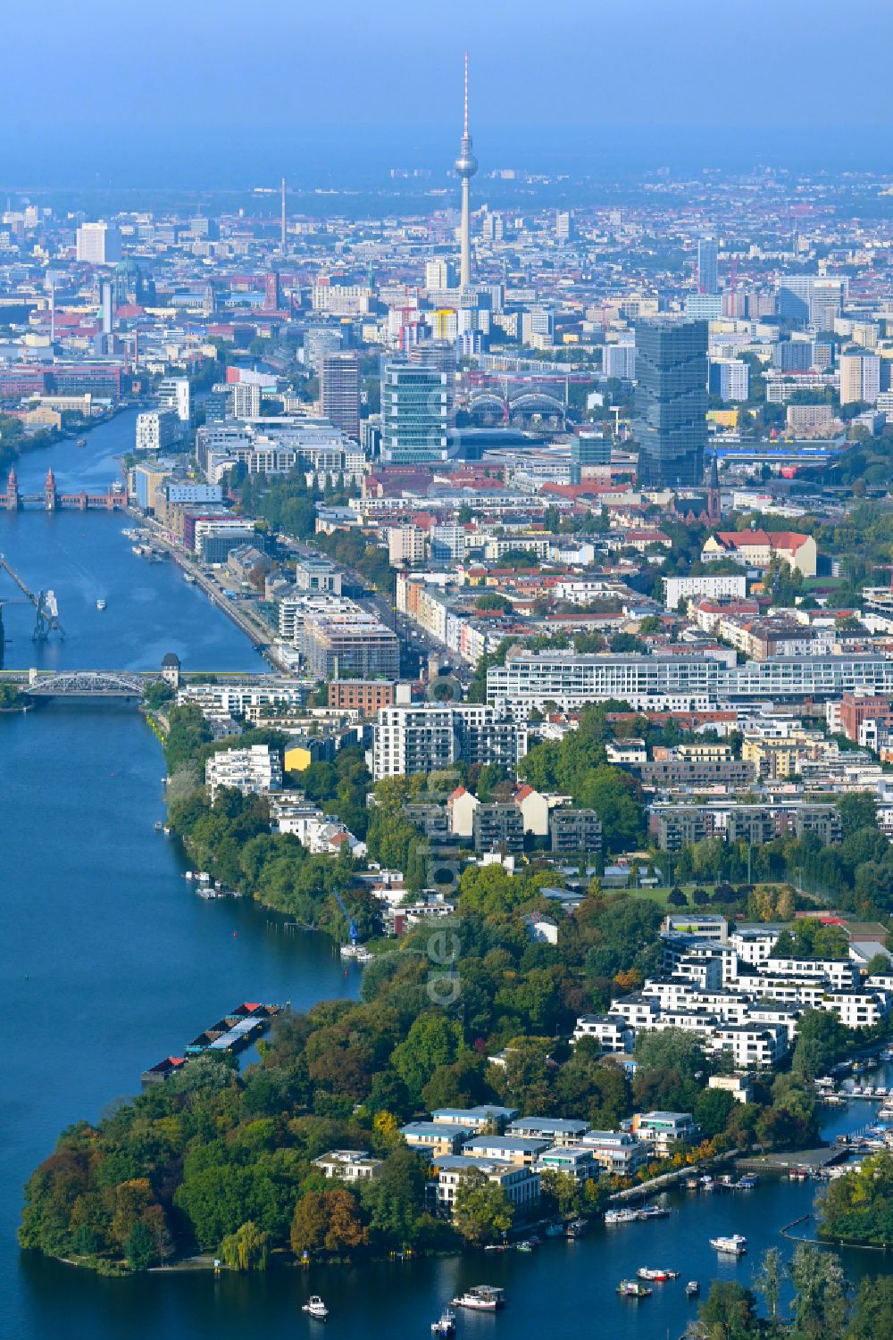 Aerial image Berlin - Residential house development on the peninsula Stralau between Spree- river and Lake Rummelsburger See in the district Bezirk Friedrichshain in Berlin, Germany