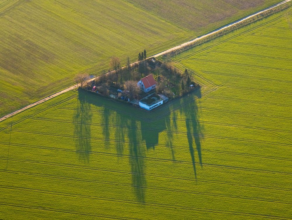 Aerial image Beckhausen - Homestead and farm outbuildings on the edge of agricultural fields Wohnhaus auf einem Feld on street Rabenstrasse in Beckhausen at Ruhrgebiet in the state North Rhine-Westphalia, Germany