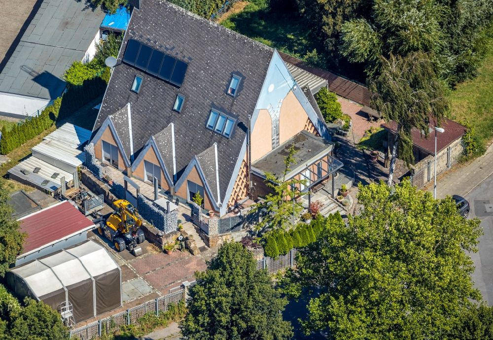Herne from above - Residential house of a single-family house - gabled house on Gneisenaustrasse corner Langforthstrasse in Herne in the state North Rhine-Westphalia, Germany