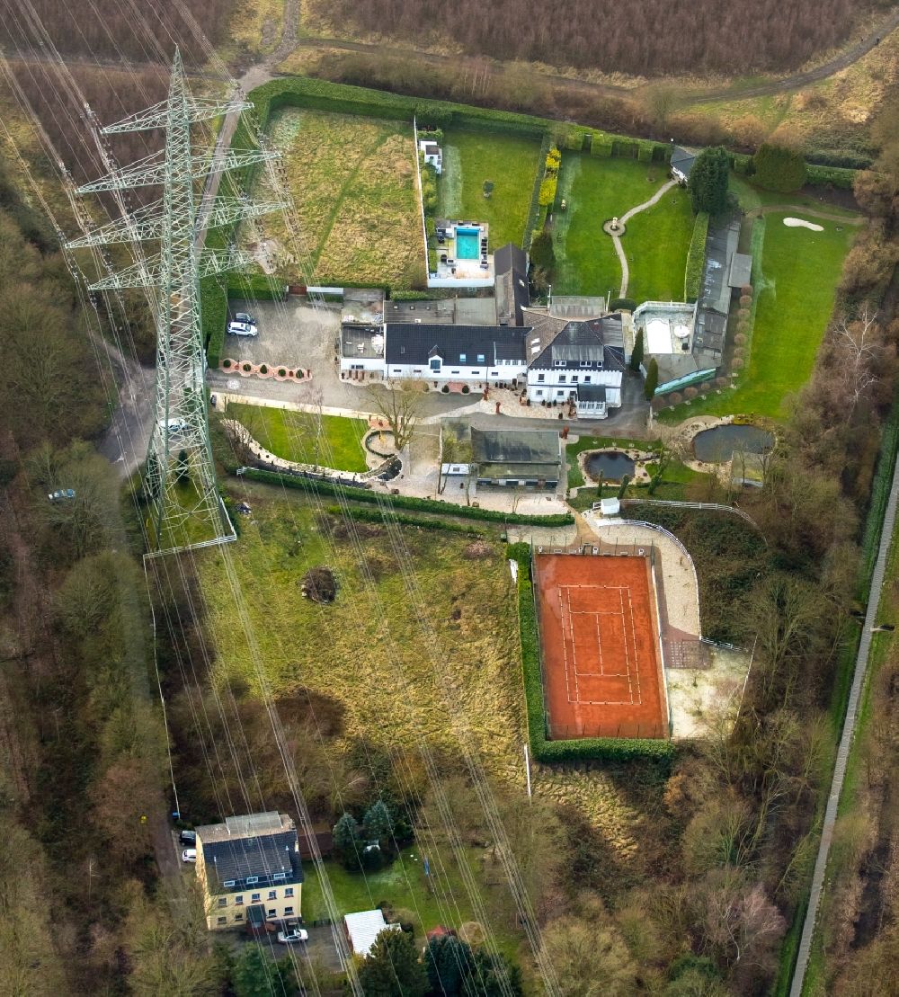 Bochum from above - Residential complex on Hollandstrasse with sports and tennis ground in Wattenscheid in the state of North Rhine-Westphalia. The mansion like building is located adjacent to a transmission tower