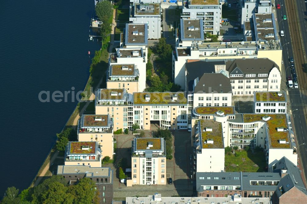 Berlin from the bird's eye view: Residential estate Spree28 on the riverbank of the river Spree in the Koepenick part of the district of Koepenick in Berlin in Germany. The estate includes apartments and flats and is located right on the river on Lindenstrasse
