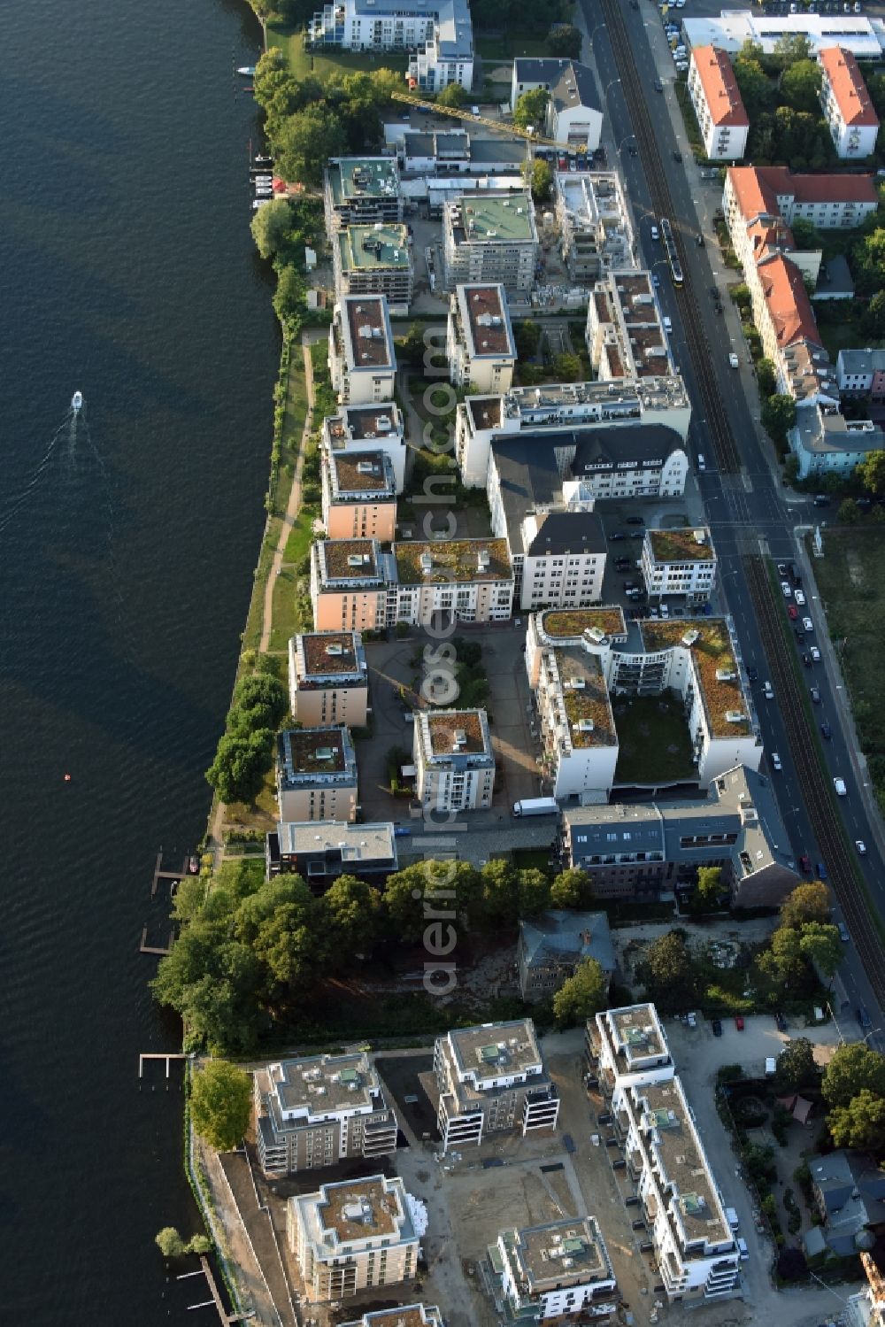 Aerial image Berlin - Residential estate on the riverbank of the river Spree in the Koepenick part of the district of Treptow-Koepenick in Berlin in Germany. The estate includes apartments and flats and is located right on the river on Lindenstrasse
