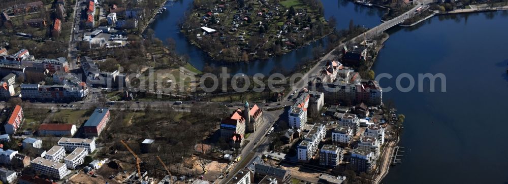 Aerial photograph Berlin - Wintry snowy residential estate on the riverbank of the river Spree in the Koepenick part of the district of Treptow-Koepenick in Berlin in Germany. The estate includes apartments and flats and is located right on the river on Lindenstrasse