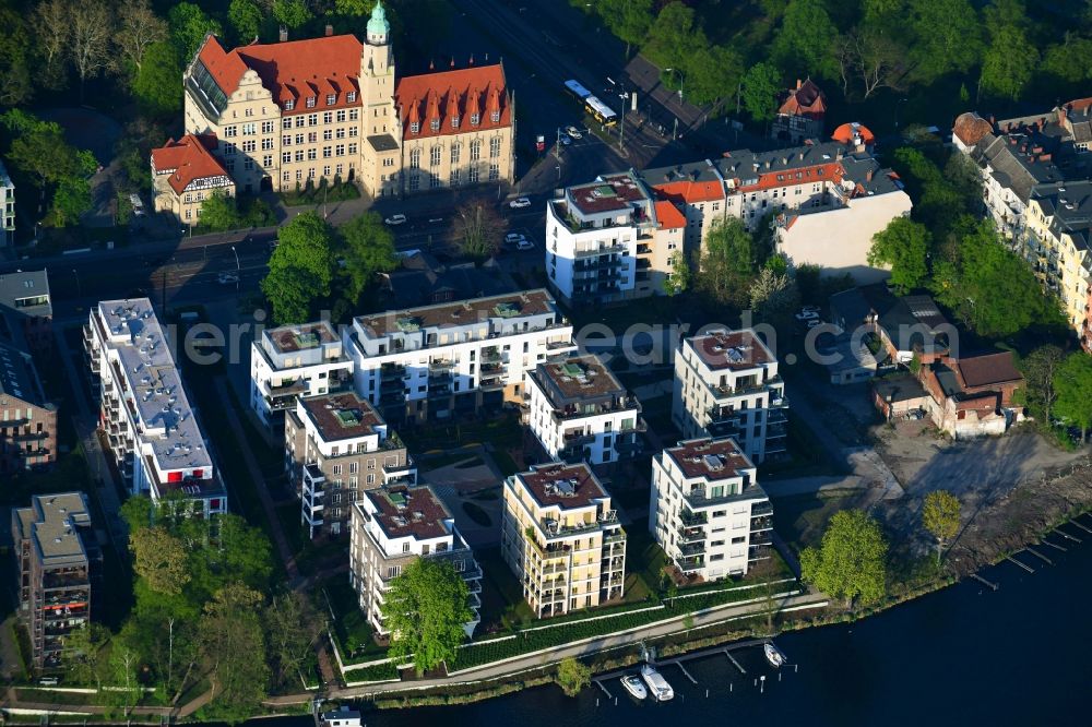Aerial photograph Berlin - Wintry snowy residential estate on the riverbank of the river Spree in the Koepenick part of the district of Treptow-Koepenick in Berlin in Germany