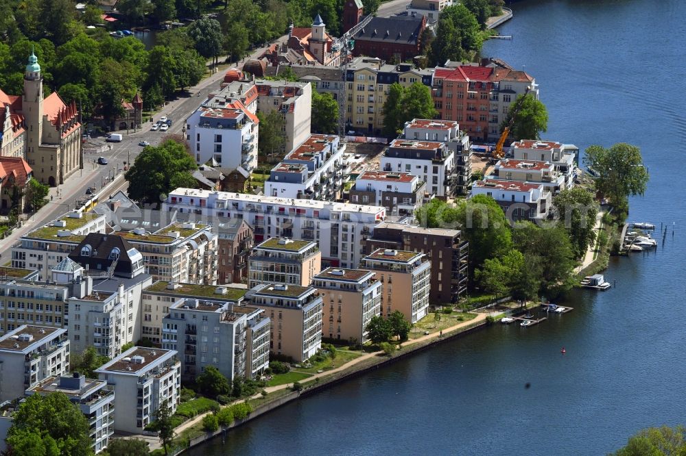 Aerial photograph Berlin - Apartments and flats between the river bank and Lindenstrasse on the banks of the Spree in the district of Koepenick in the Treptow-Koepenick district in Berli, Germany