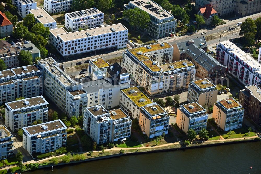 Berlin from the bird's eye view: Apartments and flats between the river bank and Lindenstrasse on the banks of the Spree in the district of Koepenick in the Treptow-Koepenick district in Berli, Germany