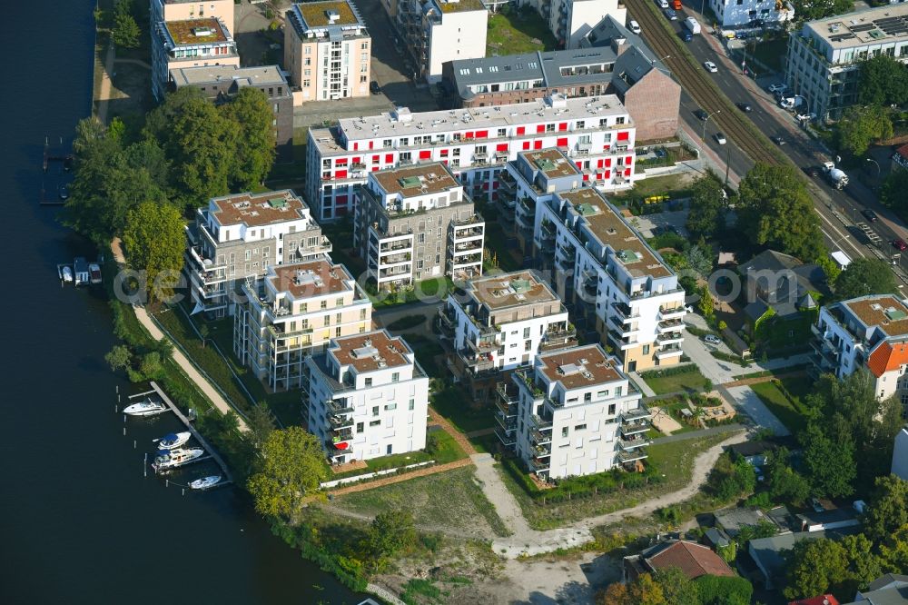 Berlin from above - Wintry snowy residential estate Uferkrone on the riverbank of the river Spree in the Koepenick part of the district of Koepenick in Berlin in Germany