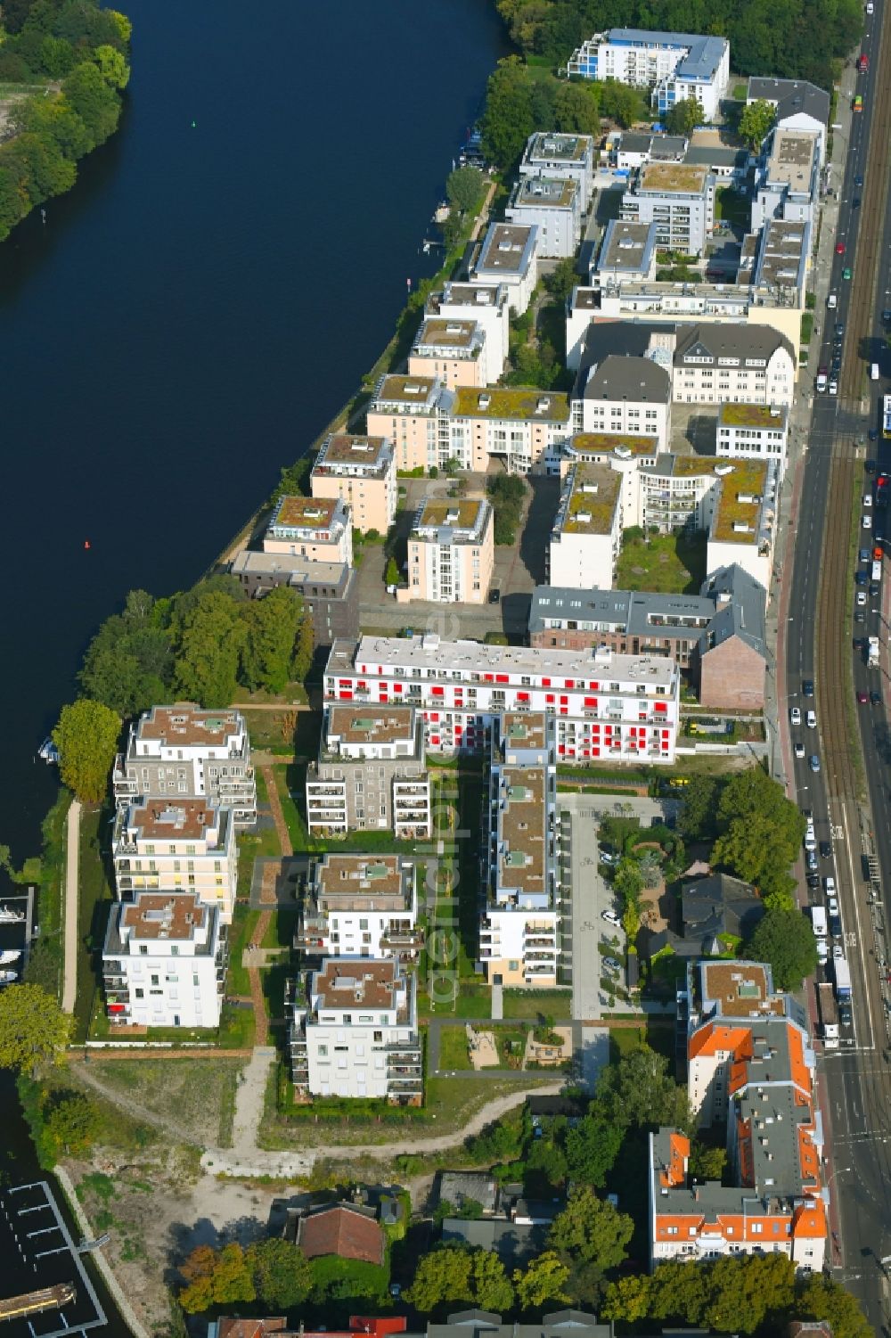 Aerial image Berlin - Wintry snowy residential estate Uferkrone on the riverbank of the river Spree in the Koepenick part of the district of Koepenick in Berlin in Germany