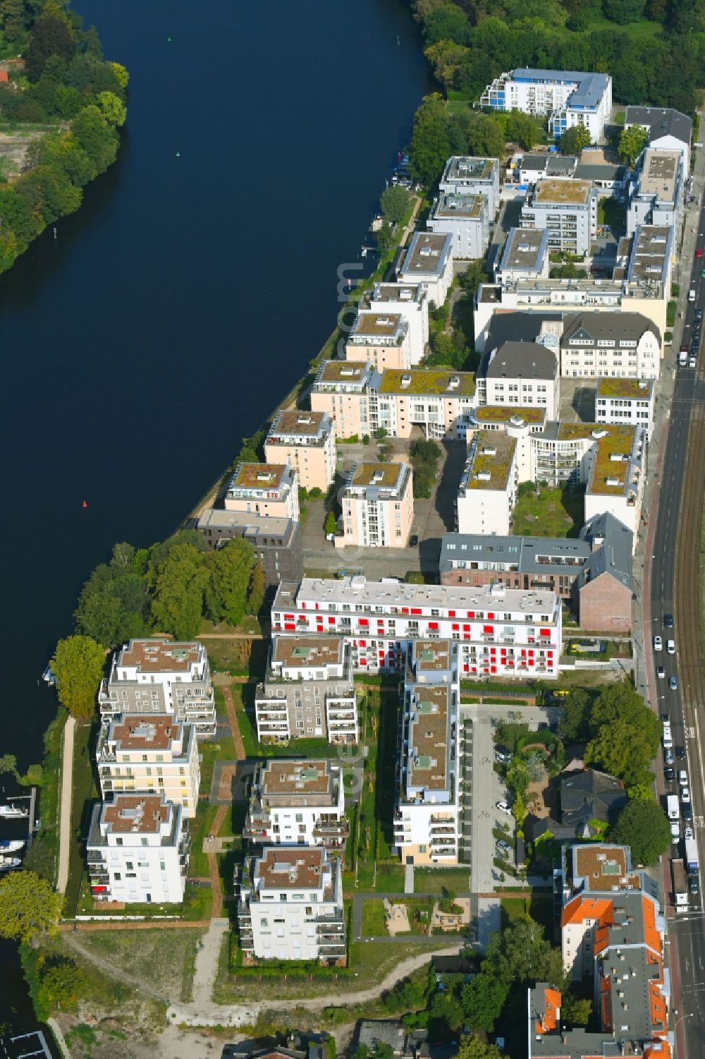 Aerial photograph Berlin - Wintry snowy residential estate Uferkrone on the riverbank of the river Spree in the Koepenick part of the district of Koepenick in Berlin in Germany