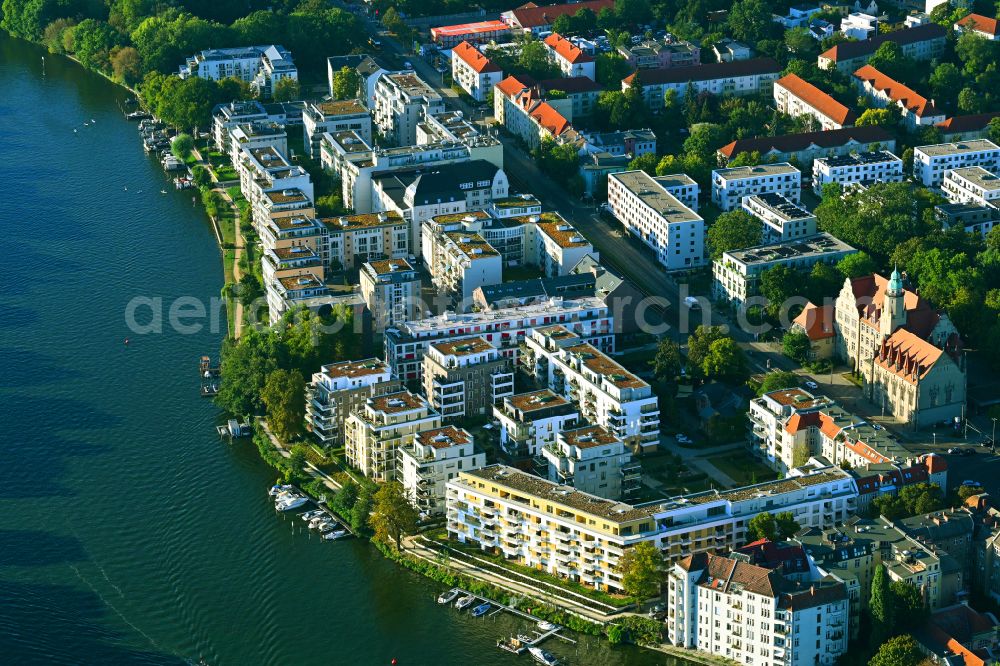 Aerial image Berlin - Residential estate Uferkrone on the riverbank of the river Spree in the Koepenick part of the district of Koepenick in Berlin in Germany