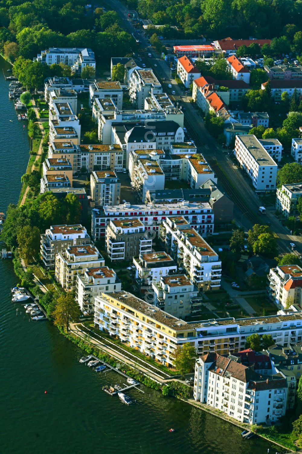 Aerial photograph Berlin - Residential estate Uferkrone on the riverbank of the river Spree in the Koepenick part of the district of Koepenick in Berlin in Germany
