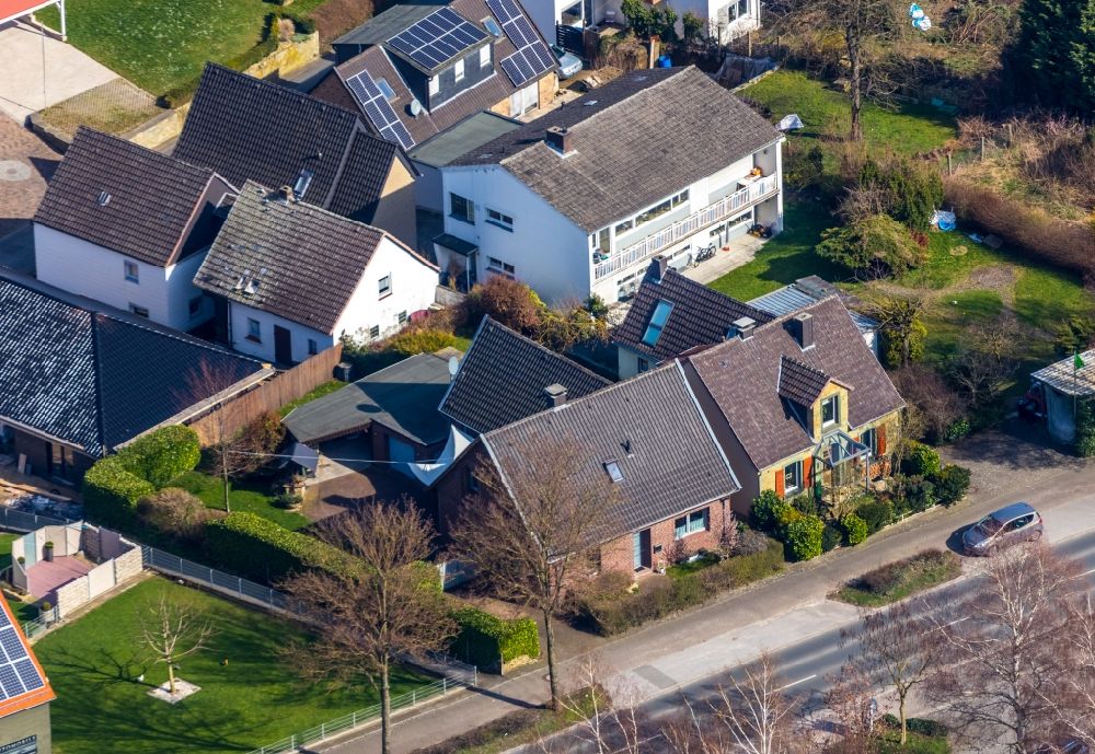 Aerial photograph Westönnen - Residential houses on the Westoenner Bundesstrasse in Westonnnen in the state North Rhine-Westphalia, Germany
