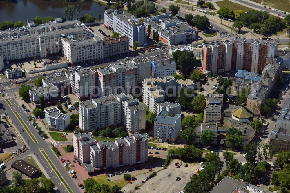 Aerial photograph Warschau - Residential buildings and the church community Wincentengo Pallotti in the Praga Poludnie district in Warsaw in Poland. The estates and blocks of flats on the Skaryszewska street surround the Roman-Catholic community with its church and the green roof. Lake Kamionkowskie is located in the background