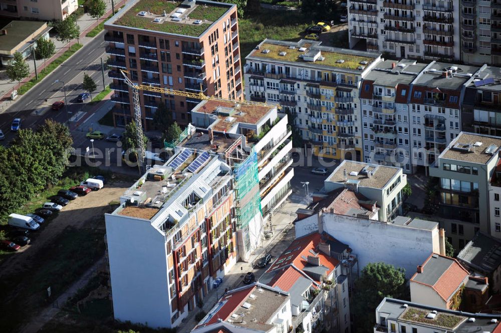 Aerial photograph Berlin - Wohnhäuser an der Schönholzer Straße in Berlin Mitte auf dem ehemaligen Mauerstreifen an der Grenze zwischen Mitte und Wedding. Das Eckhaus mit der Nummer 11 ist ein Projekt der SmartHoming GbR für Projektentwicklung und -steuerung