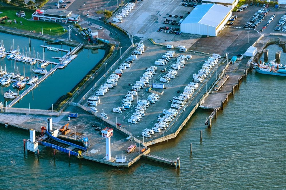 Cuxhaven from the bird's eye view: Motorhome parking spaces Platte on the banks of the Elbe at Alten Liebe in Cuxhaven in the state of Lower Saxony