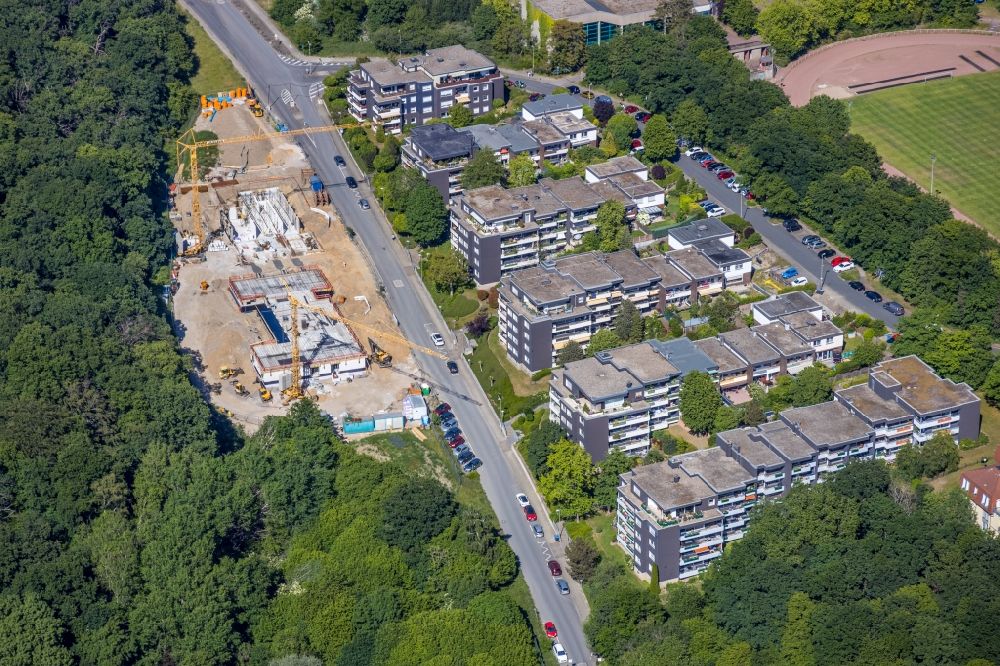 Hattingen from the bird's eye view: Residential area of the multi-family house settlement - Wohnpark Hoelter Busch with a new building of a kindergarten in Hattingen in the state North Rhine-Westphalia, Germany