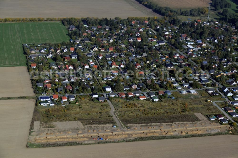 Stienitzaue from above - Residential settlement in Stienitzaue in the state of Brandenburg. The residential area is surrounded by agricultural fields and consists mainly of single family houses with gardens