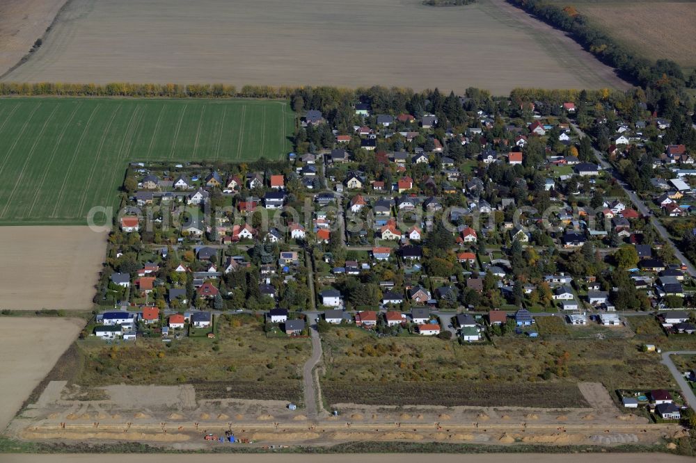 Aerial image Stienitzaue - Residential settlement in Stienitzaue in the state of Brandenburg. The residential area is surrounded by agricultural fields and consists mainly of single family houses with gardens