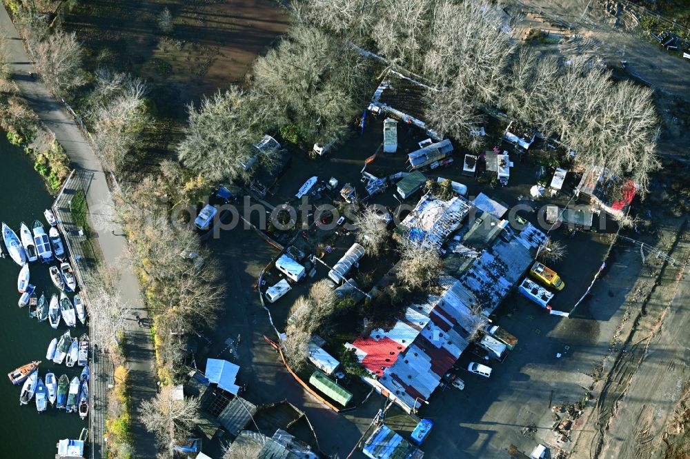 Aerial photograph Berlin - Caravans and discarded construction trailers as residential domicile and accommodation in the district Rummelsburg in Berlin, Germany