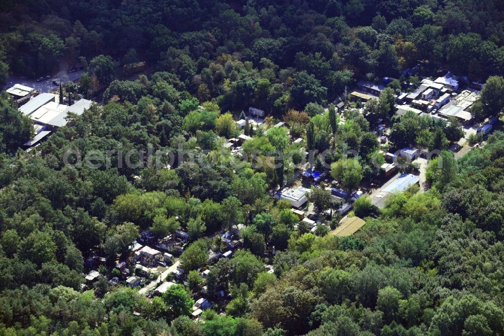 Aerial photograph Berlin - Caravans and discarded construction trailers as residential domicile and accommodation in the district Oberschoeneweide in Berlin, Germany
