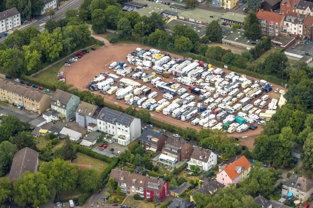 Aerial photograph Herne - Caravans and RVs on the RV site for the Cranger Kirmes on the sports ground on street Franzstrasse in the district Wanne-Eickel in Herne at Ruhrgebiet in the state North Rhine-Westphalia, Germany