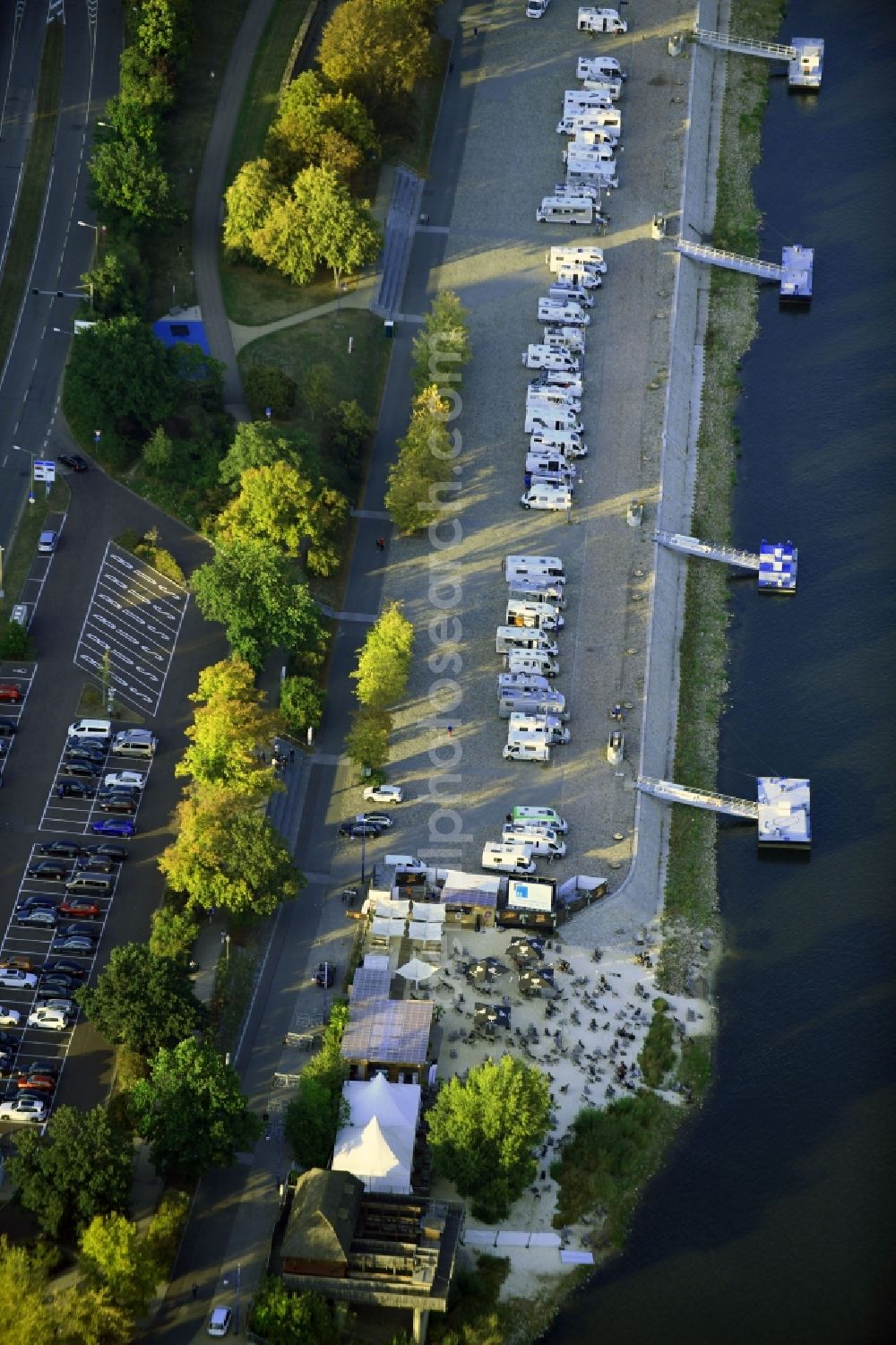 Aerial image Magdeburg - Caravans and RVs on the RV site Magdeburg Petrifoerderer on elbe river shore in the district Zentrum in Magdeburg in the state Saxony-Anhalt, Germany