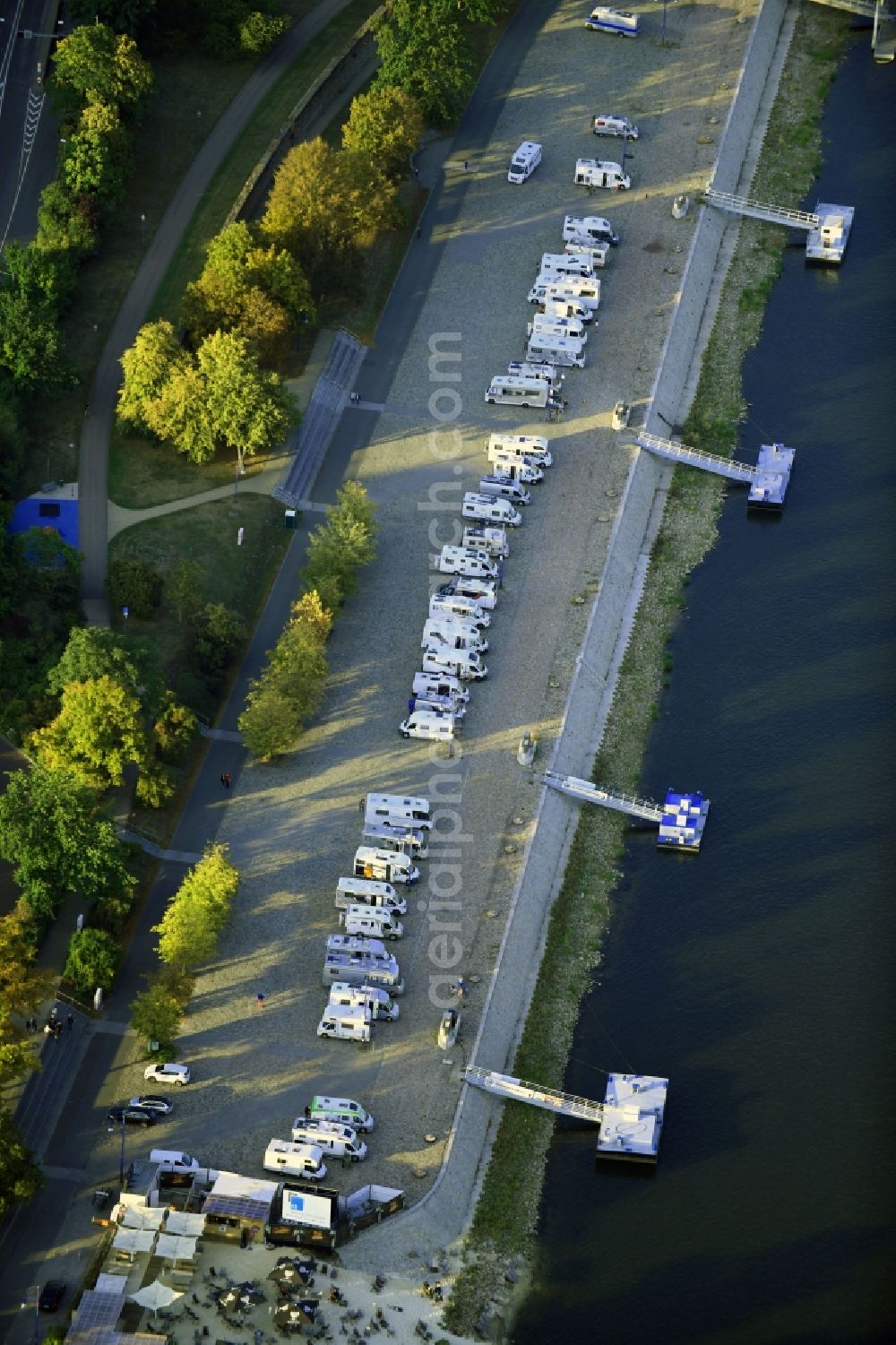Aerial photograph Magdeburg - Caravans and RVs on the RV site Magdeburg Petrifoerderer on elbe river shore in the district Zentrum in Magdeburg in the state Saxony-Anhalt, Germany