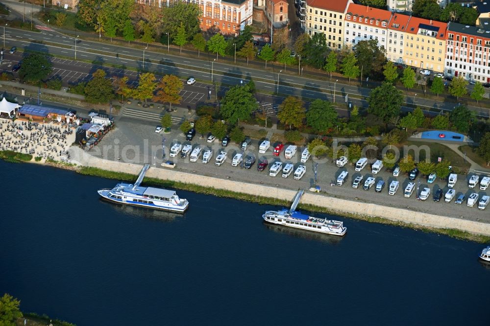 Magdeburg from the bird's eye view: Caravans and RVs on the RV site Magdeburg Petrifoerderer on elbe river shore in the district Zentrum in Magdeburg in the state Saxony-Anhalt, Germany
