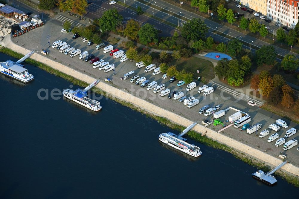 Aerial image Magdeburg - Caravans and RVs on the RV site Magdeburg Petrifoerderer on elbe river shore in the district Zentrum in Magdeburg in the state Saxony-Anhalt, Germany