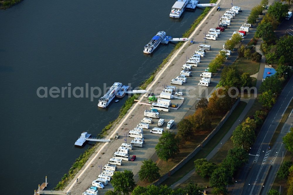 Magdeburg from the bird's eye view: Caravans and RVs on the RV site Magdeburg Petrifoerderer on elbe river shore in the district Zentrum in Magdeburg in the state Saxony-Anhalt, Germany